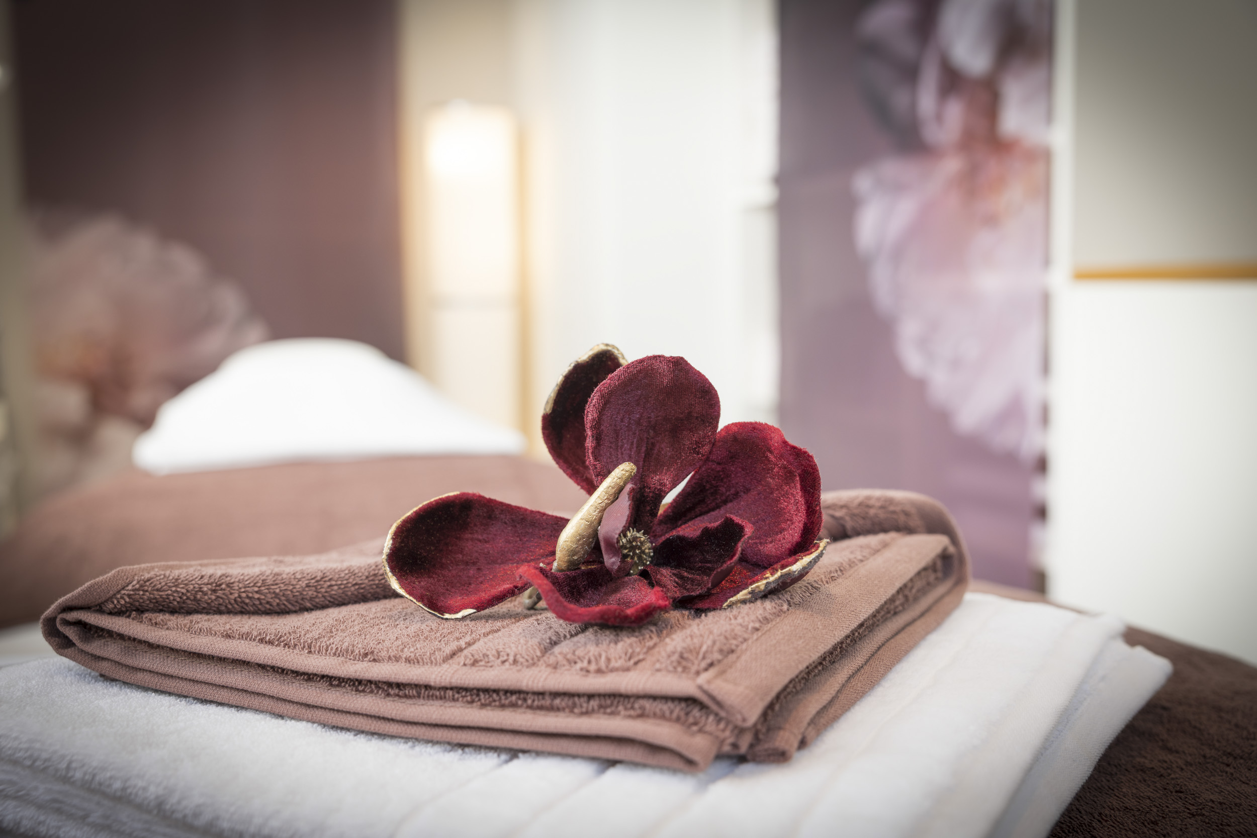 Behandlungsliege mit Tücher Massage